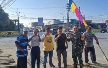 Babinsa Sempaja Barat Bersama Warga Gotong Royong Sambut HUT RI Ke-81 dan Lomba Kampung Merah Putih