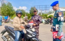 Prajurit Lanal Bintan Turut Hadiri Gerakan Pembagian Bendera Merah Putih di Bintan Utara