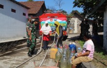 Kodim 0723/Klaten Salurkan Bantuan Air Bersih Untuk Warga Lereng Merapi