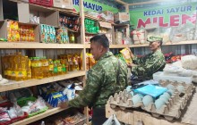 Pastikan Stabilitas Harga, Babinsa Koramil 12/Manisrenggo Pantau Harga Sembako Di Pasar Klewer
