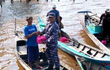 Hadirkan Semangat Pengabdian di Kampung Nelayan, Danlanal Dumai Pimpin Aksi Bakti Sosial dan Bersih 