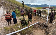 PRAJURIT TNI AL DARI SATGAS YONIF 2 MARINIR BANGUN PENAMPUNGAN AIR BERSAMA MASYARAKAT PANIAI, PAPUA
