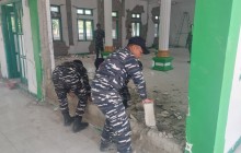 PASCA GEMPA, PRAJURIT TNI AL BERSIHKAN FASILITAS IBADAH DI KAWASAN PELABUHAN REO, NTT