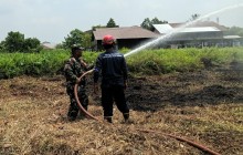 Babinsa Sungai Keledang Bersama Damkar Padamkan Kebakaran Lahan