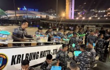 ANGKUT 13,4 TON BAHAN KONTAK BANTUAN KEMANUSIAAN, UNSUR TNI AL KRI BUNG HATTA-370 TIBA DI REO MANGGA