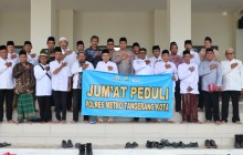 Jumat Peduli, Wakapolres Tangerang Bagikan Sembako untuk Sabuk Kamtibmas