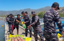 UNSUR TNI AL KRI HIU-634 SALURKAN BANTUAN KEMANUSIAAN BAGI MASYARAKAT TERDAMPAK GEMPA DI PULAU RIUNG