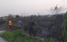 Babinsa Kodim 0901/Samarinda Bantu Padamkan Kebakaran Lahan di Bengkuring