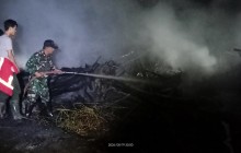 Babinsa Koramil 0901-05/Samarinda Utara  Bersama Relawan Balakar Padamkan Kebakaran Lahan di Sungai 