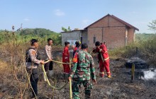 Babinsa Koramil 0901-4/Palaran Bantu Padamkan Kebakaran Lahan Seluas 2,5 Hektare di Simpang Pasir