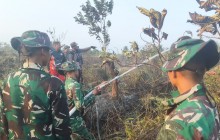 PRAJURIT YONIF 18 MARINIR MEMBANTU PEMADAMAN KEBAKARAN HUTAN