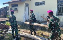 PRAJURIT MARINIR BERSIHKAN RUMAH WARGA HINGGA FASILITAS UMUM TERDAMPAK GEMPA DI NTT