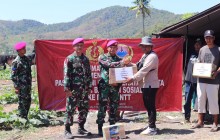 MARINIR PEDULI, SATGAS GULBENCAL SALURKAN 241 PAKET SEMBAKO DI WILAYAH TERDAMPAK PARAH GEMPA NTT