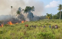 Lanal Ranai Bersinergi Padamkan Kebakaran Lahan Gambut ± 30 Hektar di Cemaga Tengah