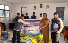 UNSUR TNI AL KRI HIU-634 SALURKAN BANTUAN KEMANUSIAAN DI PULAU PEMANA