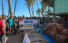 KOLABORASI KEMANUSIAAN, TNI AL GANDENG BUMN TEMBUS JALUR LAUT PASOK 7,2 TON BANTUAN