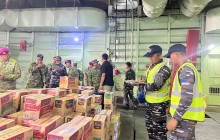 TNI AL KERAHKAN KRI TELUK PARIGI-539 ANGKUT BANTUAN LOGISTIK BENCANA GEMPA BUMI NTT KE MAUMERE