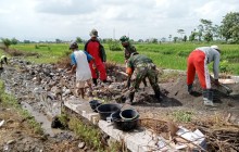 Babinsa Koramil 06/Kebonarum Bantu Warga Bangun Parit Persawahan Di Desa Gondang
