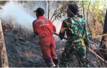 Babinsa Kodim 0901/Samarinda Sigap Padamkan Kebakaran Lahan di Sungai Siring