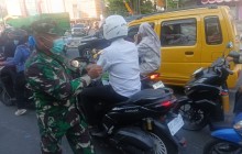 CEGAH DAMPAK KABUT ASAP, DANRAMIL 0901-01/SAMARINDA ULU TURUT HADIR DALAM PEMBAGIAN 10.000 MASKER GR