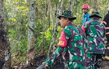 BABINSA KODIM 0901/SAMARINDA BERSAMA DAMKAR DAN BPBD PADAMKAN KEBAKARAN LAHAN DI RAPAK DALAM