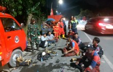 SIGAP !, BABINSA BANTUAS BERSAMA RELAWAN PADAMKAN KEBAKARAN LAHAN PT TIRTA MAHAKAM