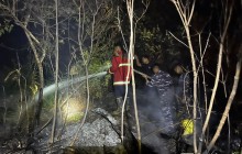 Prajurit Lanal Ranai Bantu Padamkan Kebakaran Lahan