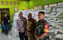 Babinsa Koramil 07/Wedi Monitoring Penyaluran Bantuan Beras Di Desa Melikan