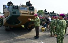 PERKUAT KEMAMPUAN OPERASI AMFIBI, MENHAN RI SERAHKAN 12 UNIT RANPUR AAV M-35 KEPADA TNI AL