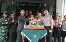 Dandim Klaten Terima Tumpeng HUT Ke-81 TNI  Dari Kapolresta Klaten, Sinergitas TNI-Polri Makin Erat