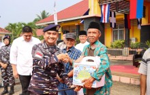 HUT Ke-81 TNI, Lanal Bintan Salurkan Ratusan Paket Sembako Untuk Warga Bintan Timur