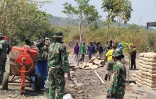 Kebersamaan Satgas TMMD dan Warga Jadi Cerita di Balik Jalan Beton Trucuk