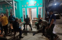 Koramil 08/Duren Sawit Gelar Patroli/Siskamling Keliling Bersama Warga, Perkuat Keamanan