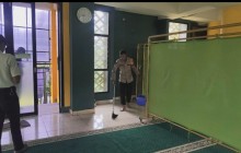Polisi dan Warga Bersatu Bersihkan Masjid Al Firdaus, Bang Jasri Hadirkan Kepedulian di Tengah Ramad