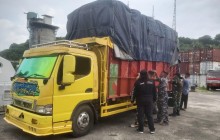 TNI AL GAGALKAN PENYELUNDUPAN PULUHAN RIBU ROKOK ILEGAL DI PELABUHAN LEMBAR