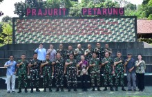 PANGKORMAR PIMPIN PENGENALAN DAN UJI COBA SENAPAN SERBU DSAR-15P 14.5" KALIBER 5,56x45 MM