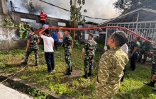 AKSI SIGAP PRAJURIT TNI AL PADAMKAN KEBAKARAN PEMUKIMAN DI KOTA MANADO