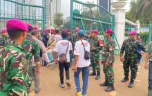 SATUAN SETINGKAT BATALYON KORPS MARINIR BANTU AMANKAN PERINGATAN MAY DAY DI MONAS