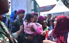 PRAJURIT KORPS MARINIR TUNJUKKAN SISI HUMANIS DALAM PENGAMANAN MAY DAY DI MONAS