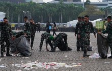 Aksi Bersih-bersih Sampah di Monas Setelah Pam May Day