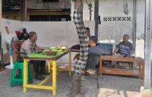 Cooling System Bhabinkamtibmas Kramatjati, Warga Diajak Perkuat Siskamling dan Tangkal Hoaks