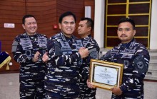 KASAL ANUGERAHKAN PENGHARGAAN TERTINGGI KEPADA SATGAS PAMTAS RI–PNG