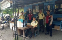 Siang Hari Polisi Sambangi Warga, Ajak Aktif Jaga Kamtibmas dan Gunakan Layanan 110