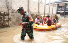 Kodim 0506/Tangerang Sigap Bantu Warga Terdampak Banjir di Cipondoh, Puluhan KK Dievakuasi