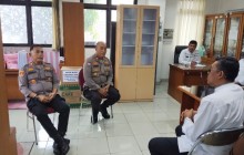 Kapolsek Kramatjati Perkuat Sinergitas Empat Pilar Lewat Silaturahmi di Kelurahan Batu Ampar