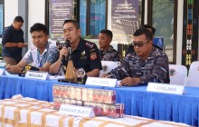 TNI AL BERSAMA APARAT GABUNGAN GAGALKAN PENYELUNDUPAN ROKOK ILEGAL DI LABUAN BAJO