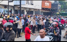 Polsek Kramat Jati Kawal Ribuan Warga dalam Pembagian Sembako Jumat Berkah di Condet