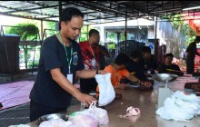 MASYARAKAT TERIMA PEMBAGIAN DAGING QURBAN KORPS MARINIR DI MASJID JANNATIN