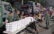 Prajurit Bekangdam Jaya Tak Kenal Lelah Sediakan Makanan bagi Korban Kebakaran Kemayoran