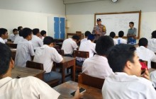 Polisi Hadir di Sekolah, Bhabinkamtibmas Cakung Bekali Pelajar Kesadaran Hukum dan Bahaya Tawuran